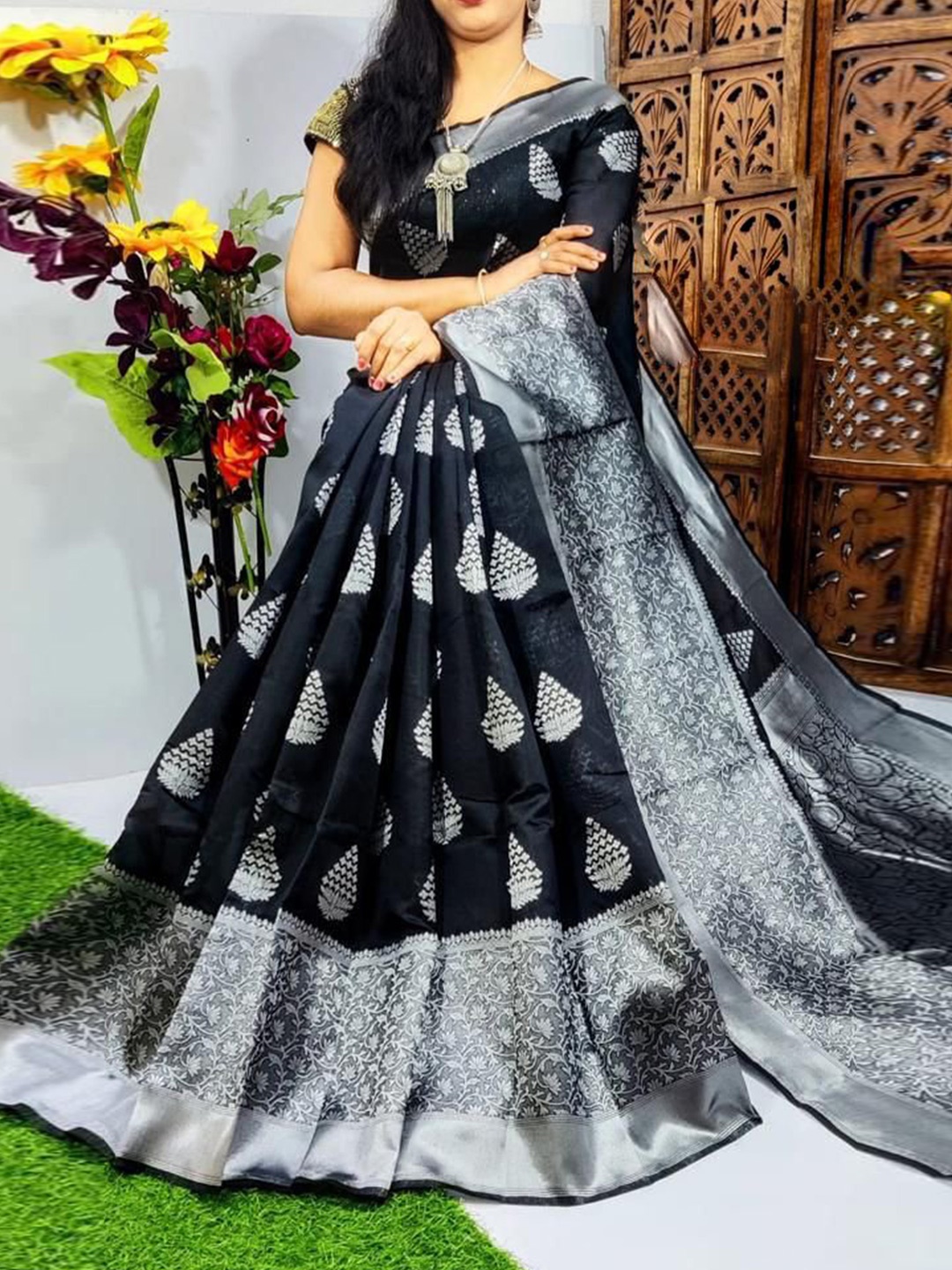 

Naishu Trendz Ethnic Motifs Woven Design Pure Silk Kanjeevaram Zari Saree, Black
