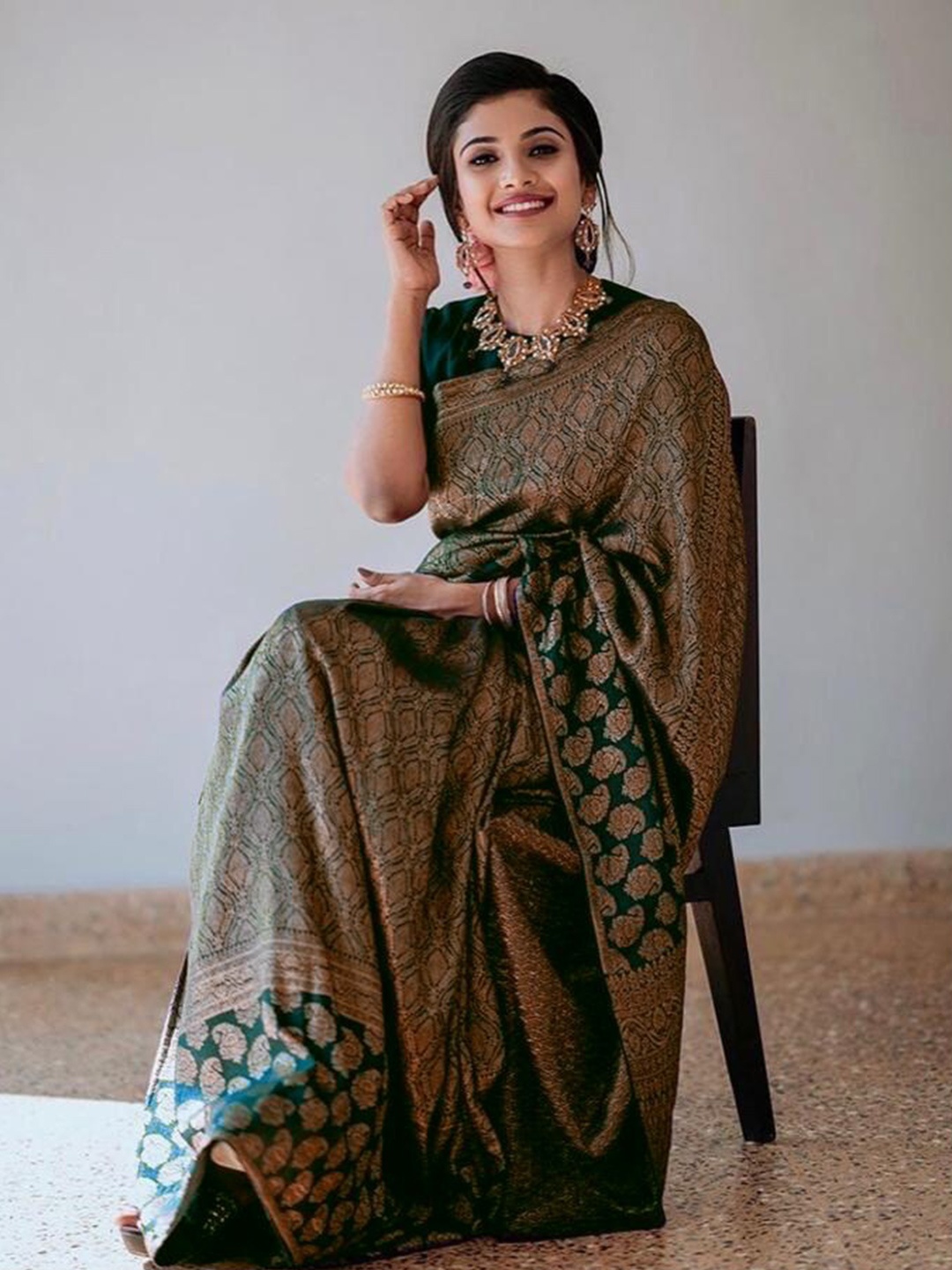 

Naishu Trendz Ethnic Motifs Woven Design Zari Pure Silk Kanjeevaram Saree, Green