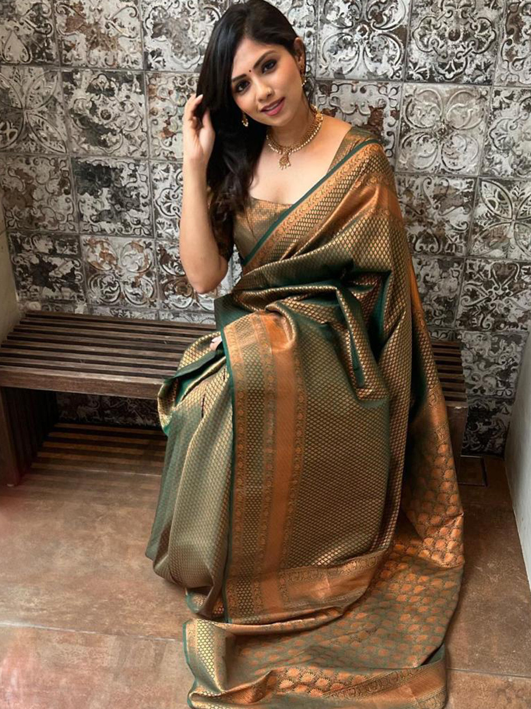 

Naishu Trendz Ethnic Motifs Woven Design Zari Pure Silk Kanjeevaram Saree, Green