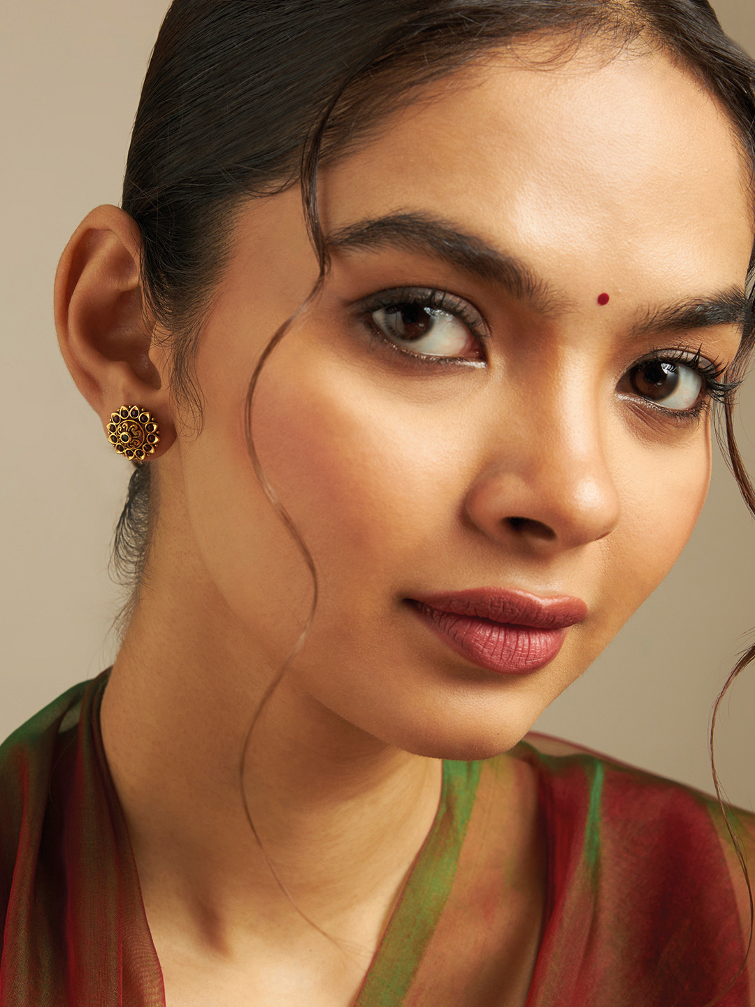 

Kushal's Fashion Jewellery Floral Gold-Plated Artificial Stones Studded Studs Earrings