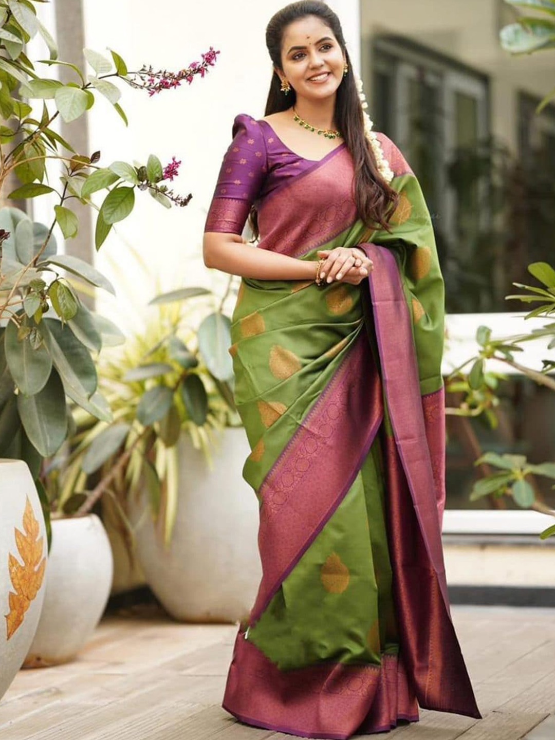 

GLORYANCE Ethnic Motifs Woven Design Zari Banarasi Saree, Green