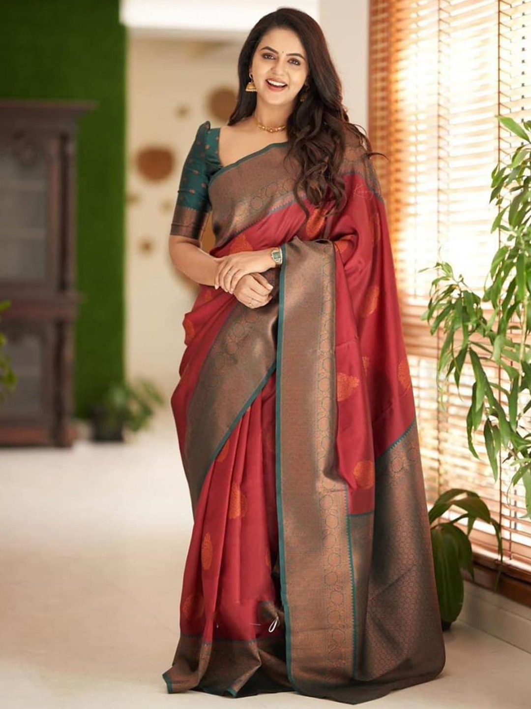 

GLORYANCE Ethnic Motifs Woven Design Zari Banarasi Saree, Maroon