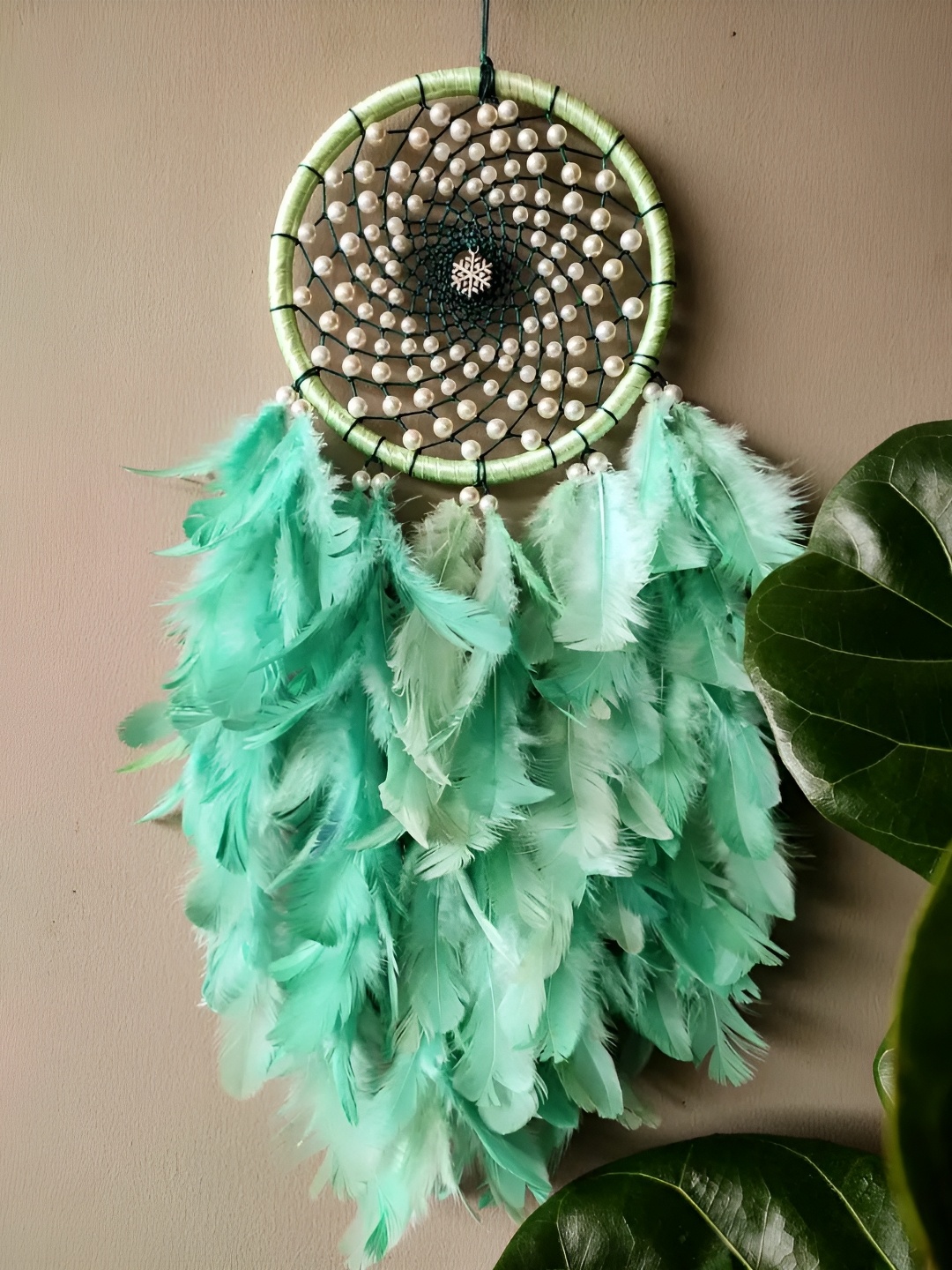 

UVID ART AND CRAFT SUPPLIES Green & White Feathers Hanging Windchimes