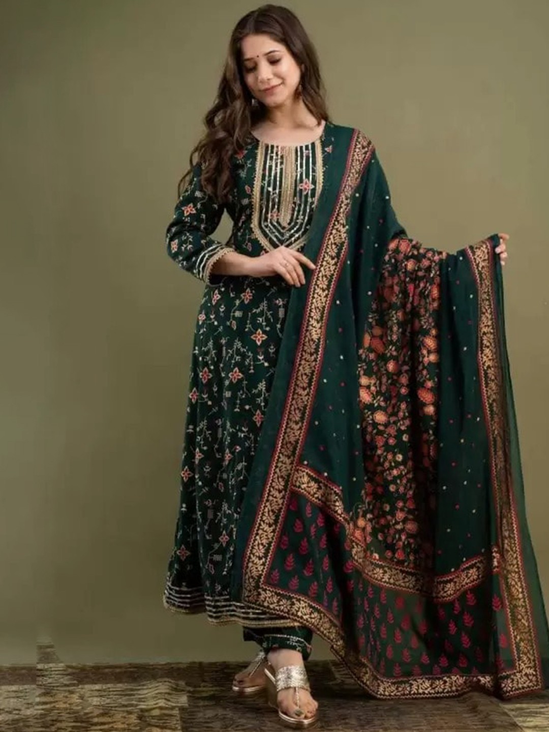 

ORUVAN Floral Printed Regular Gotta Patti Kurta with Trousers & Dupatta, Green