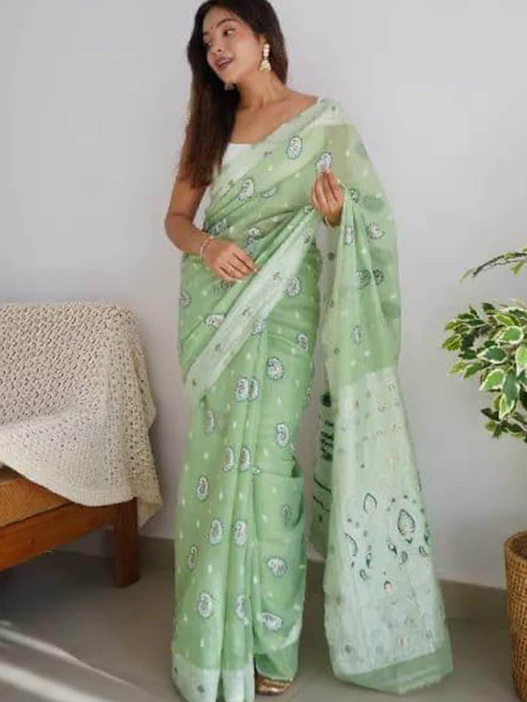 

GLORYANCE Paisley Woven Design Zari Saree, Green