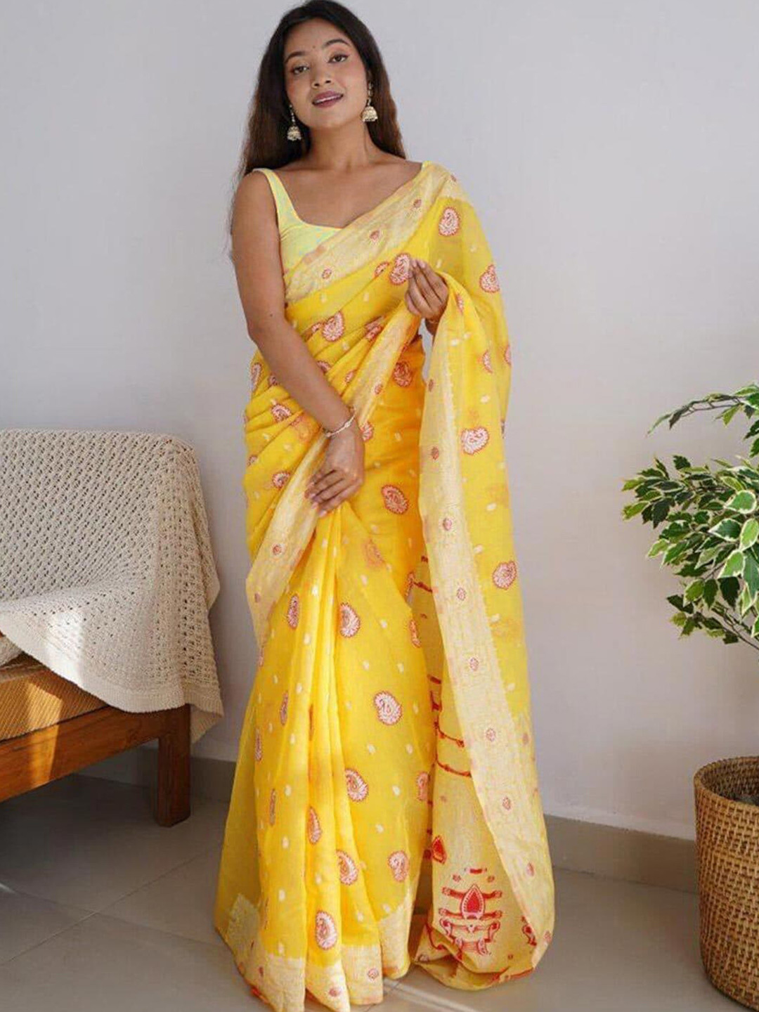 

GLORYANCE Paisley Woven Design Zari Saree, Yellow