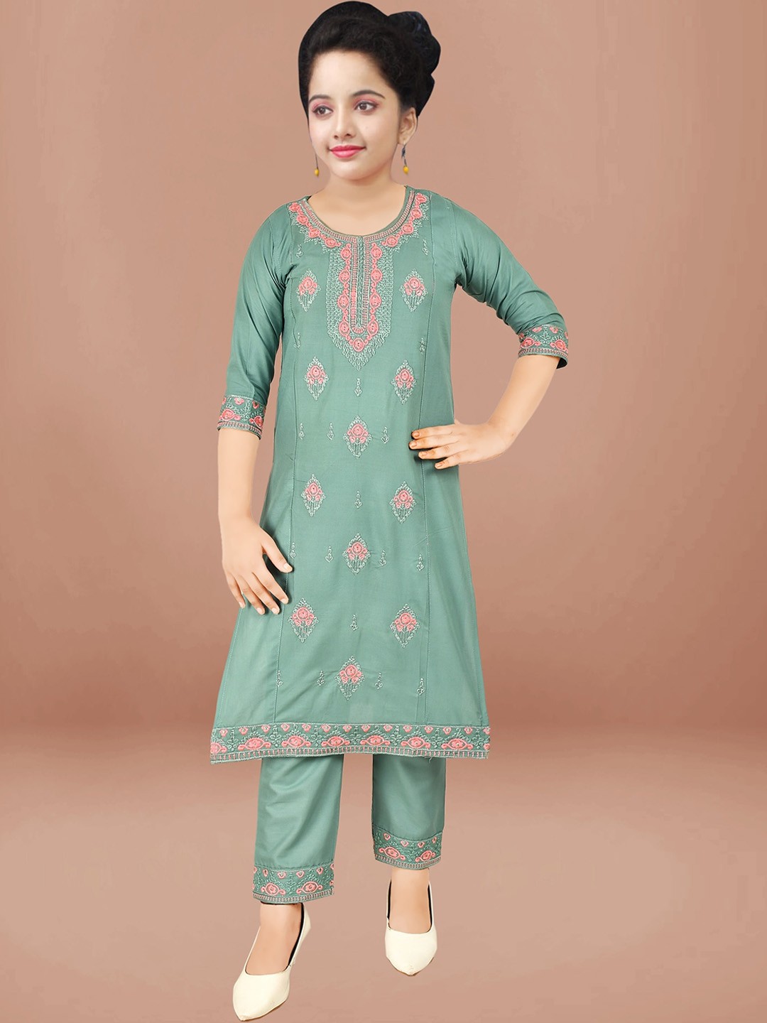 

BAESD Girls Floral Embroidered Regular Thread Work Kurta with Trousers, Sea green
