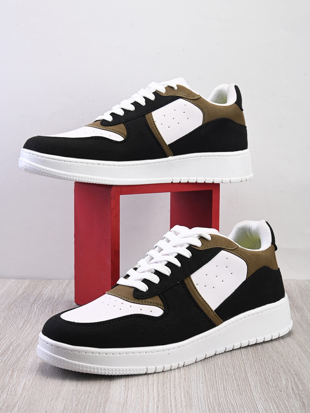 

The Roadster Lifestyle Co. Men Black Colourblocked Lightweight Sneakers