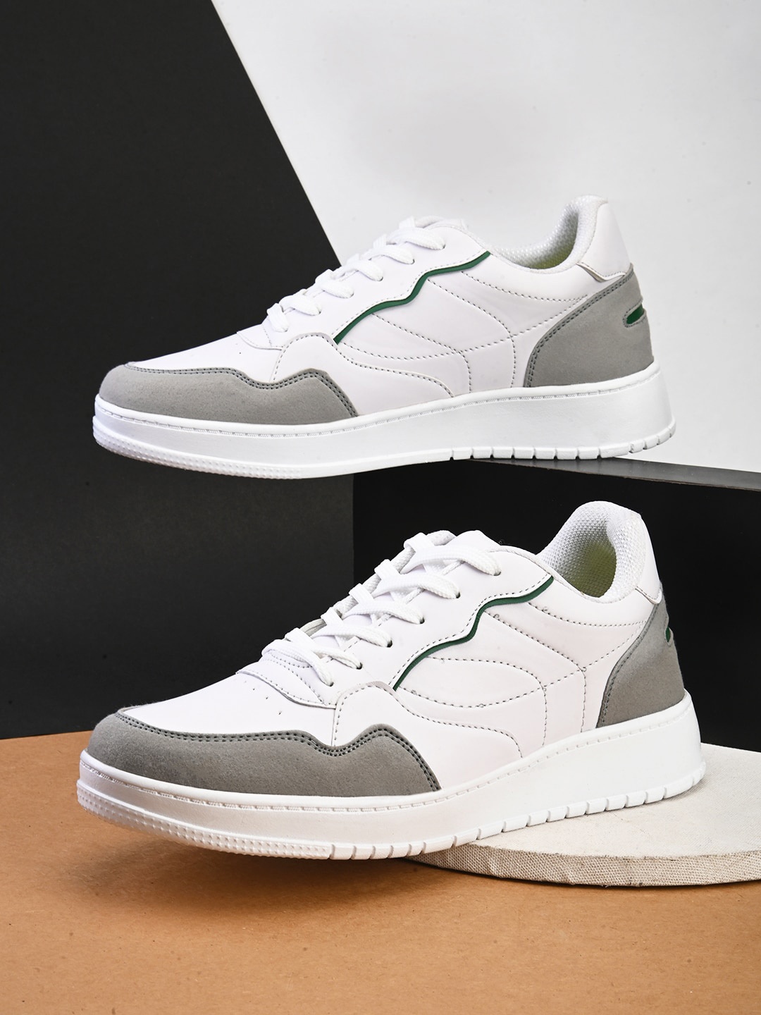 

The Roadster Lifestyle Co. Men Colorblocked Round Toe Sneakers, White