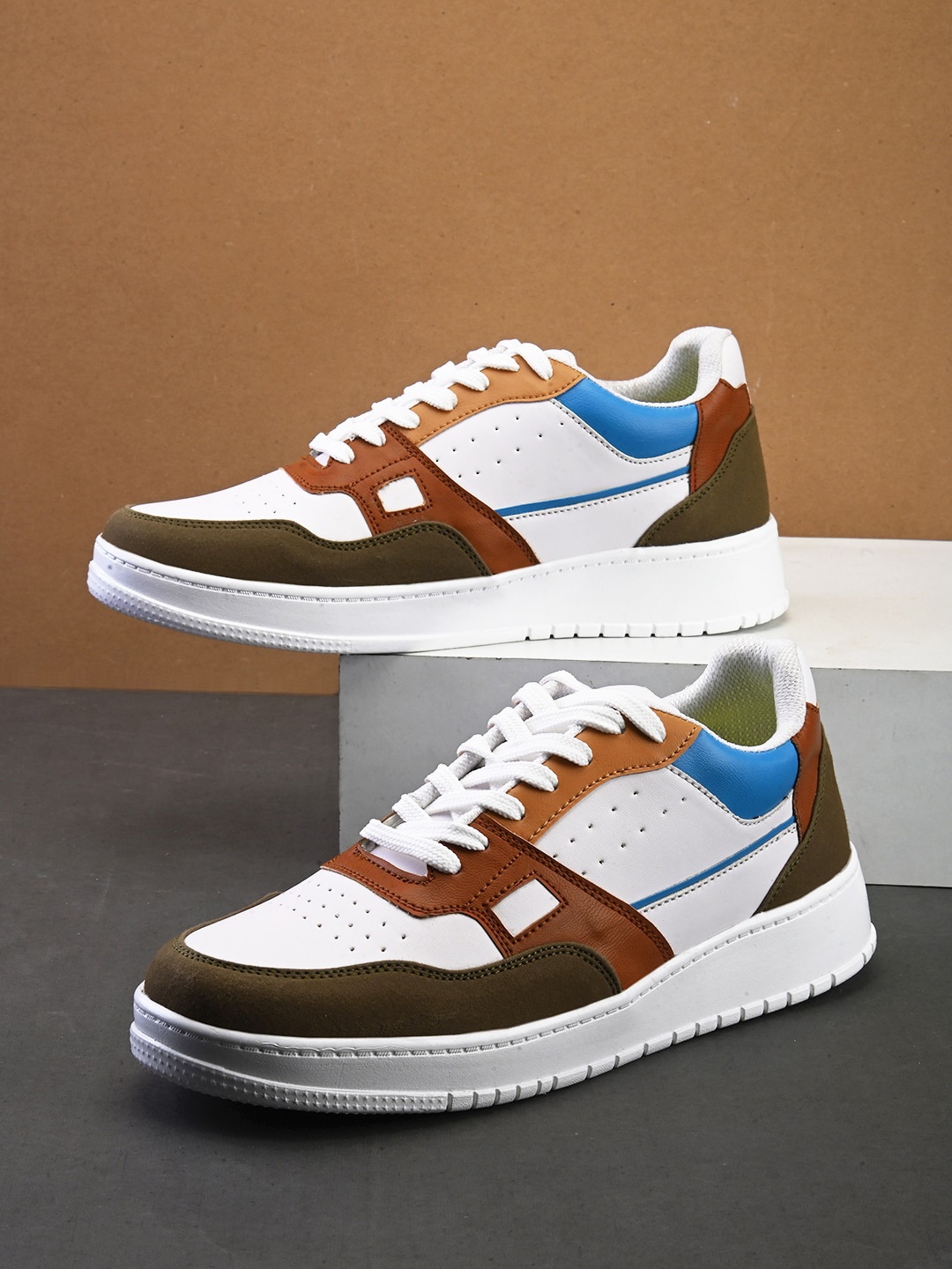 

The Roadster Lifestyle Co. Men Brown Colorblocked Round Toe Sneakers