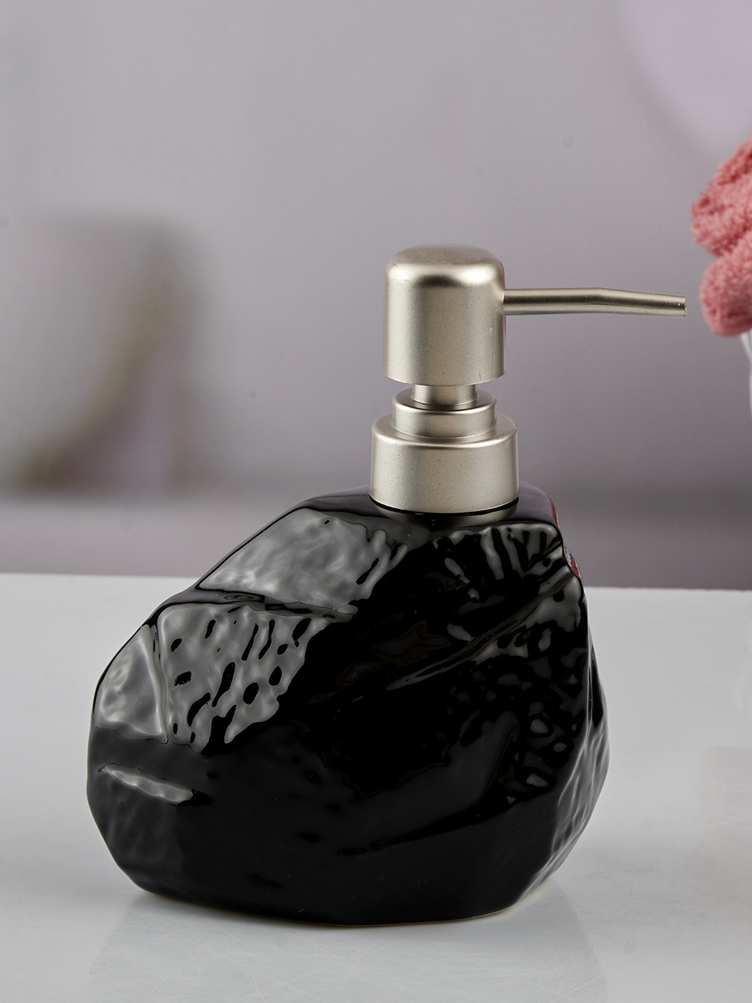 

Kookee Black Abstract Ceramic Soap Dispenser