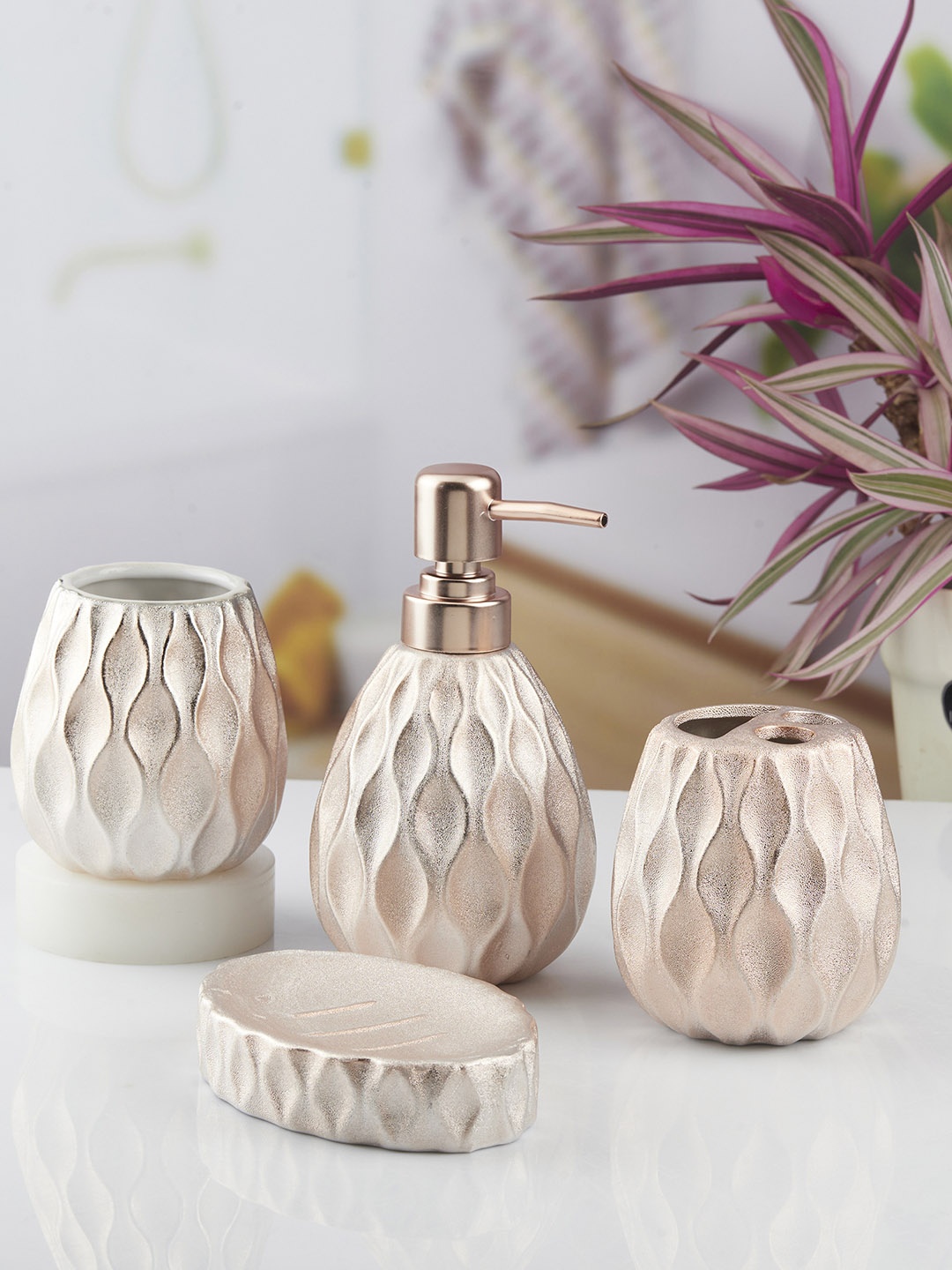 

Kookee Gold-Toned 4Pcs Abstract Ceramic Glossy Bath Accessories Set
