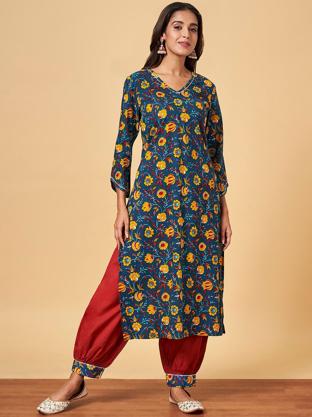 

YU by Pantaloons Floral Printed V-Neck Straight Pure Cotton Kurta with Salwar, Blue