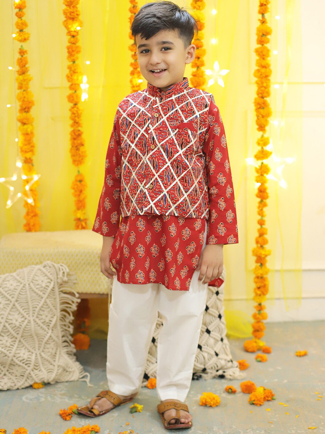 

BownBee Boys Mandarin Collar Ethnic Motifs Pure Cotton Kurta with Pyjama & Jacket, Red