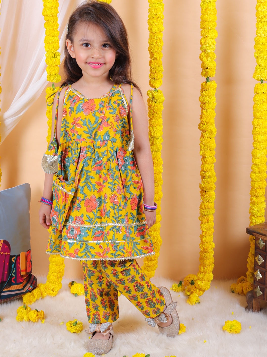 

BownBee Girls Floral Printed Regular Gotta Patti Pure Cotton Kurta with Salwar & Potli Set, Yellow