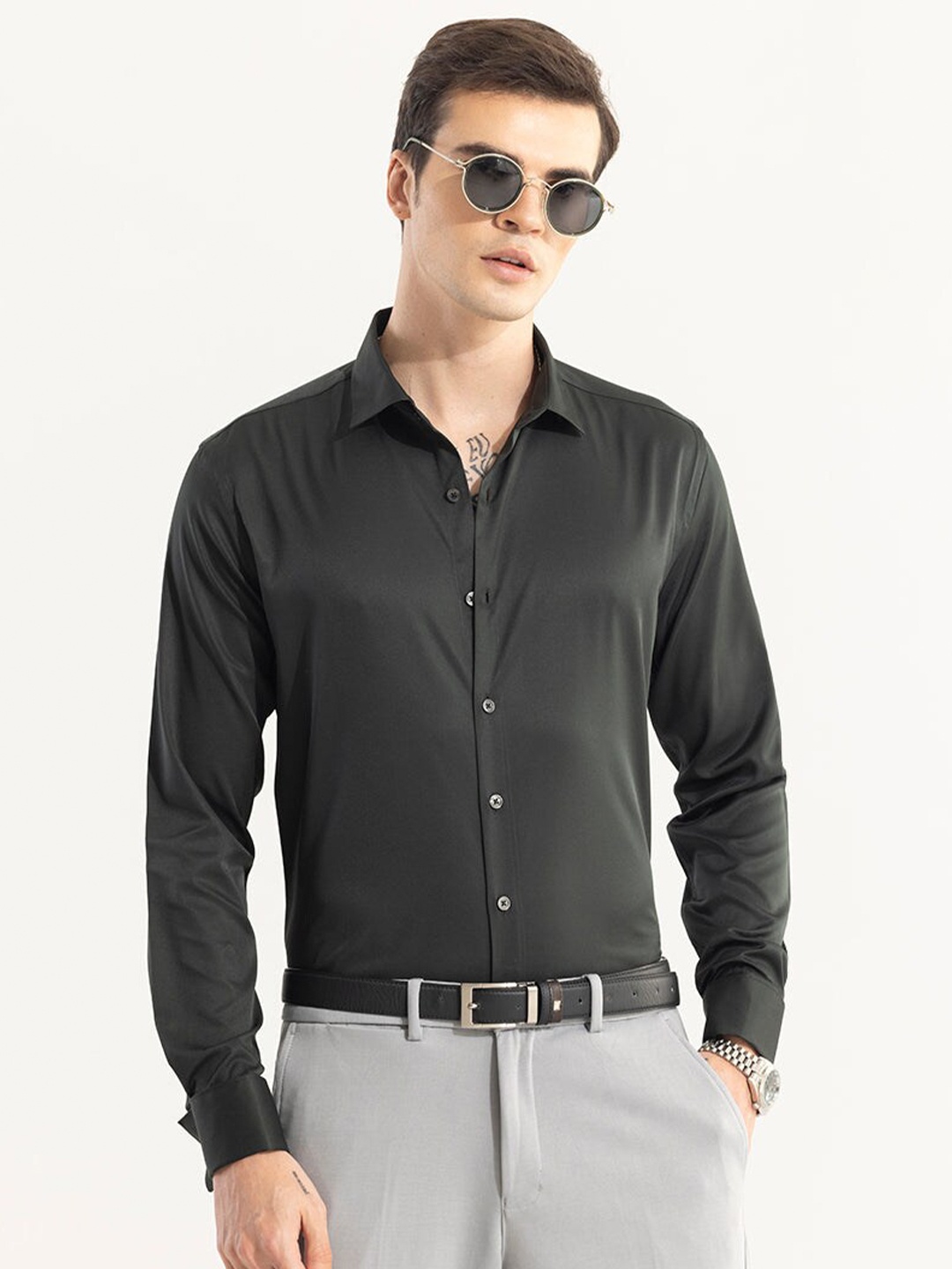

Snitch Green Classic Slim Fit Cotton Casual Shirt