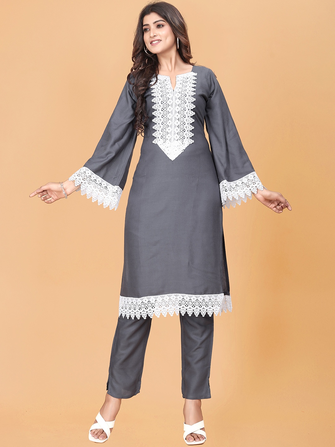 

BAESD Floral Embroidered Regular Kurta with Trousers, Grey