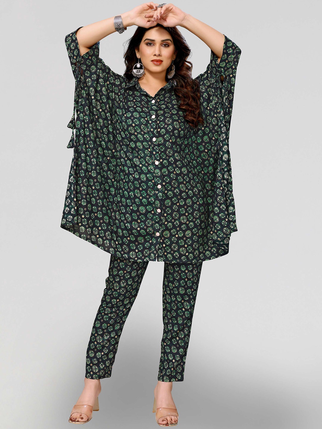 

PYARI - A style for every story Ethnic Motifs Printed Regular Kurta with Trousers, Green