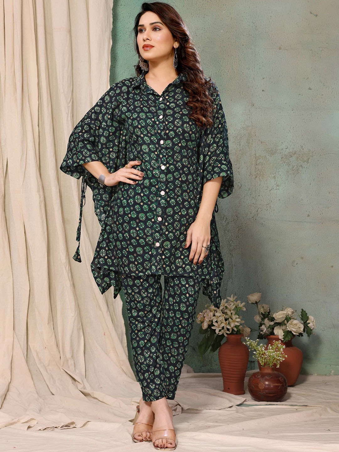 

Titanium Silk Industries Geometric Printed Kaftan Kurta with Trousers, Green