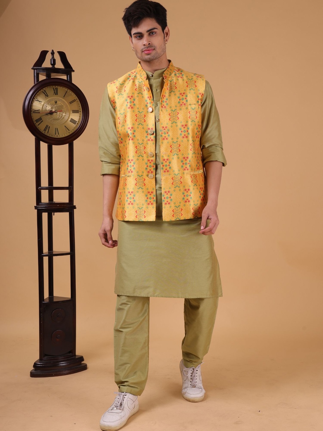 

SHIWAM ETHNIX Mandarin Collar Straight Kurta With Pyjamas & Nehru Jacket, Green