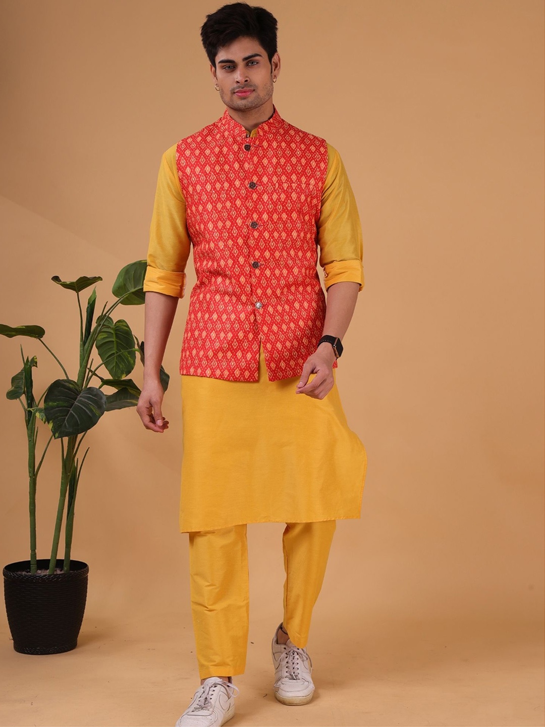

SHIWAM ETHNIX X Mandarin Collar Straight Kurta With Pyjamas & Nehru Jacket, Yellow