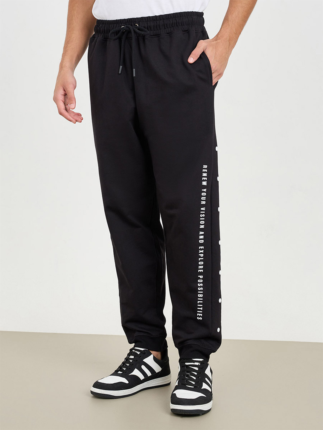 

Styli Men Oversized Side Vertical Print and Popper Detail Joggers, Black