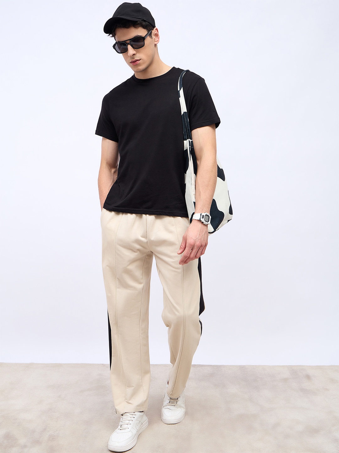 

Styli Men Side Contrast Open Hem Relaxed Fit Joggers with Zip Pockets, Beige