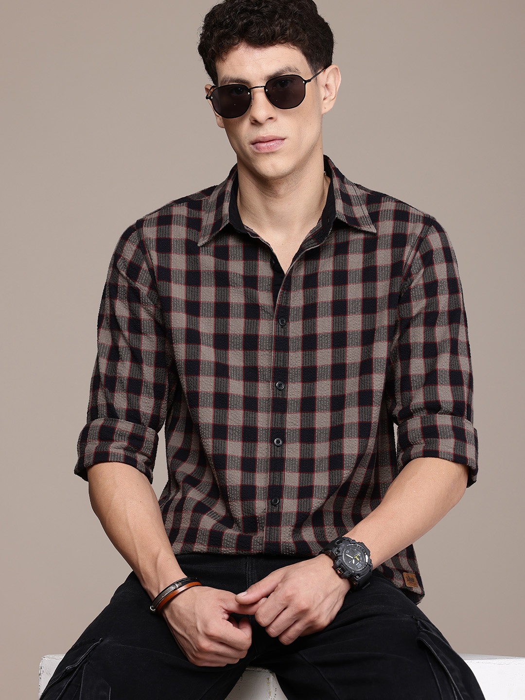 

The Roadster Life Co. Men Pure Cotton Checked Casual Shirt, Grey