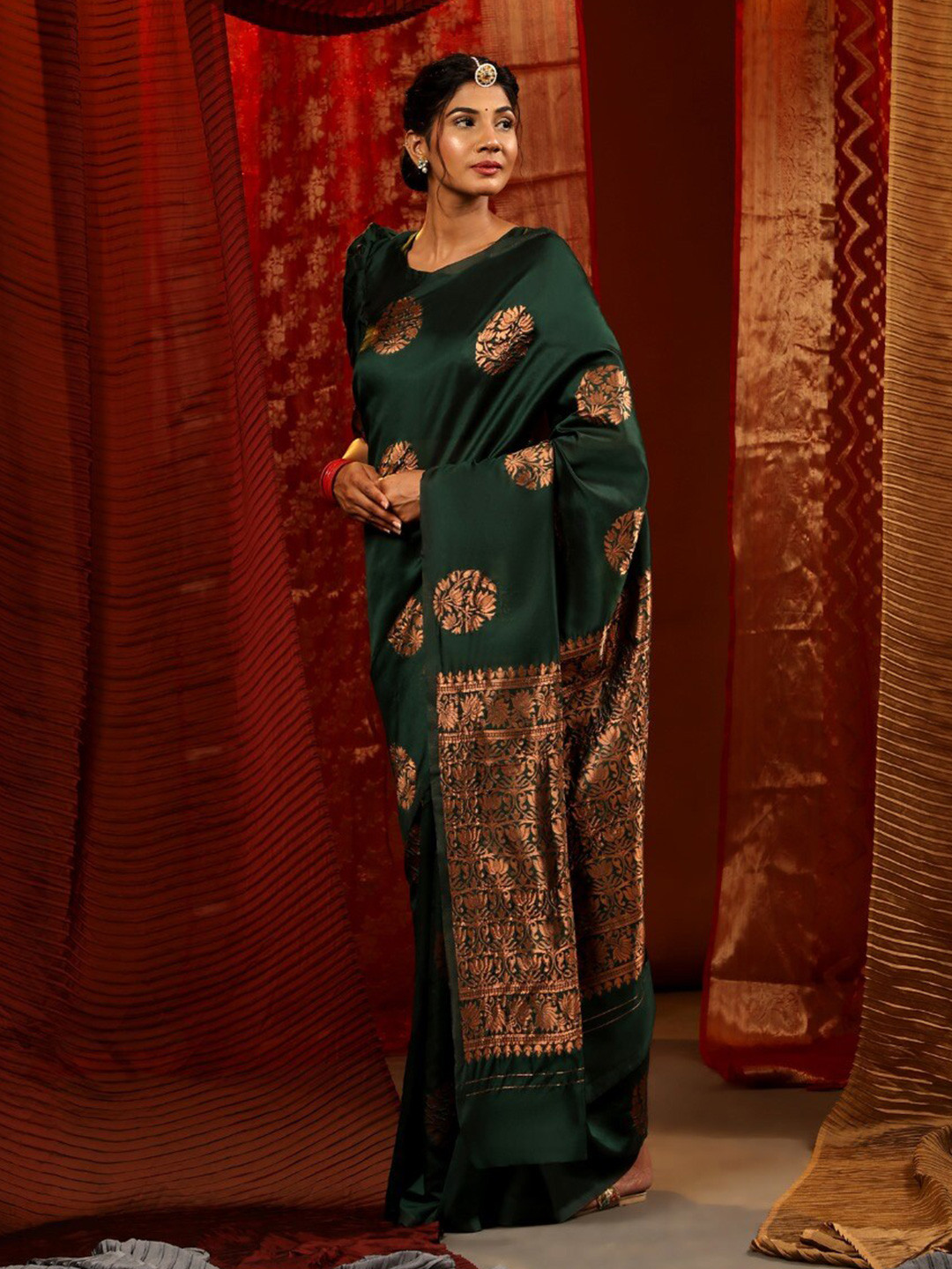 

RadadiyaTRD Floral Woven Design Zari Saree, Green