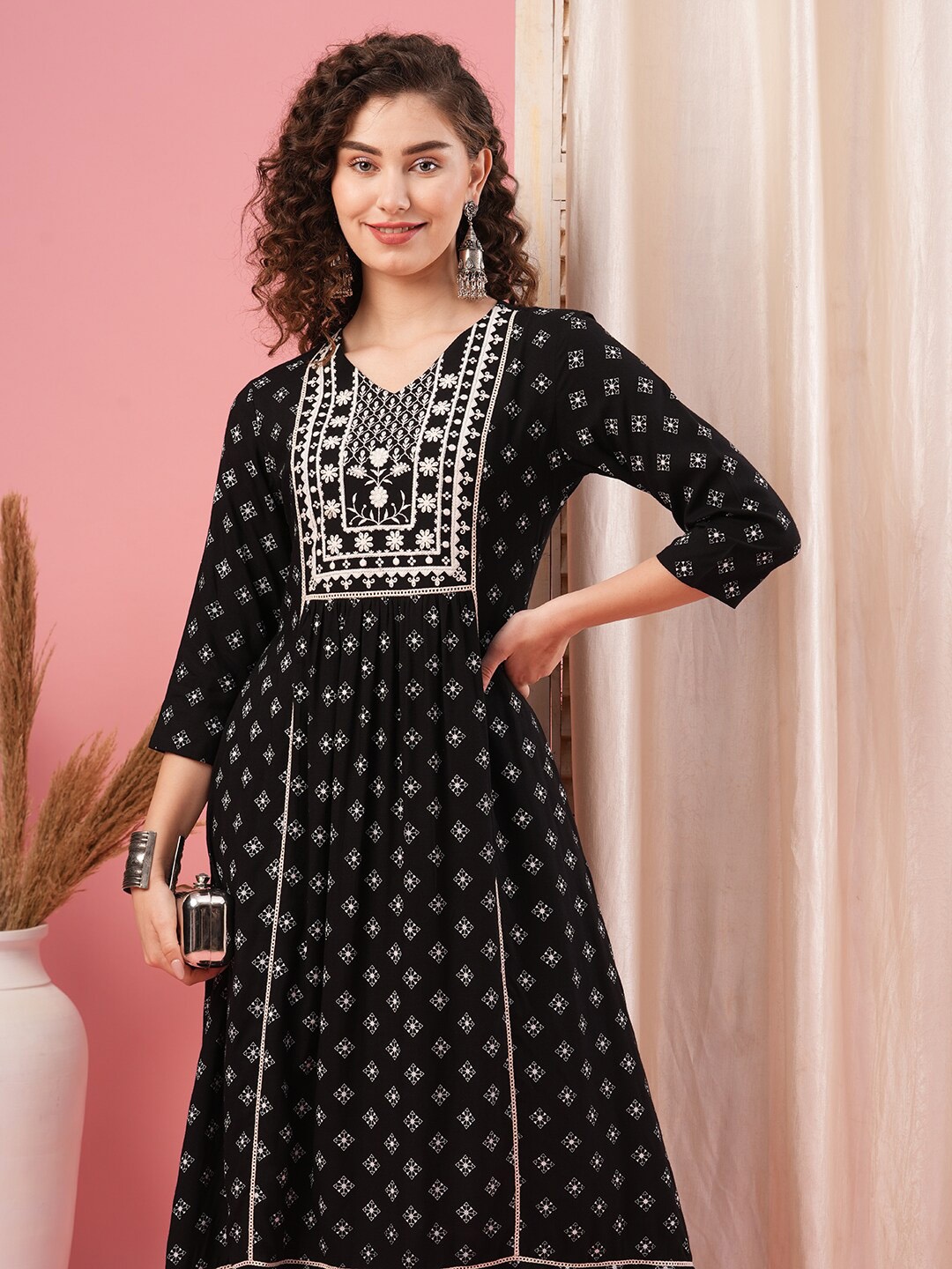 

Globus Ethnic Motifs Printed Regular Kurta with Trousers, Black