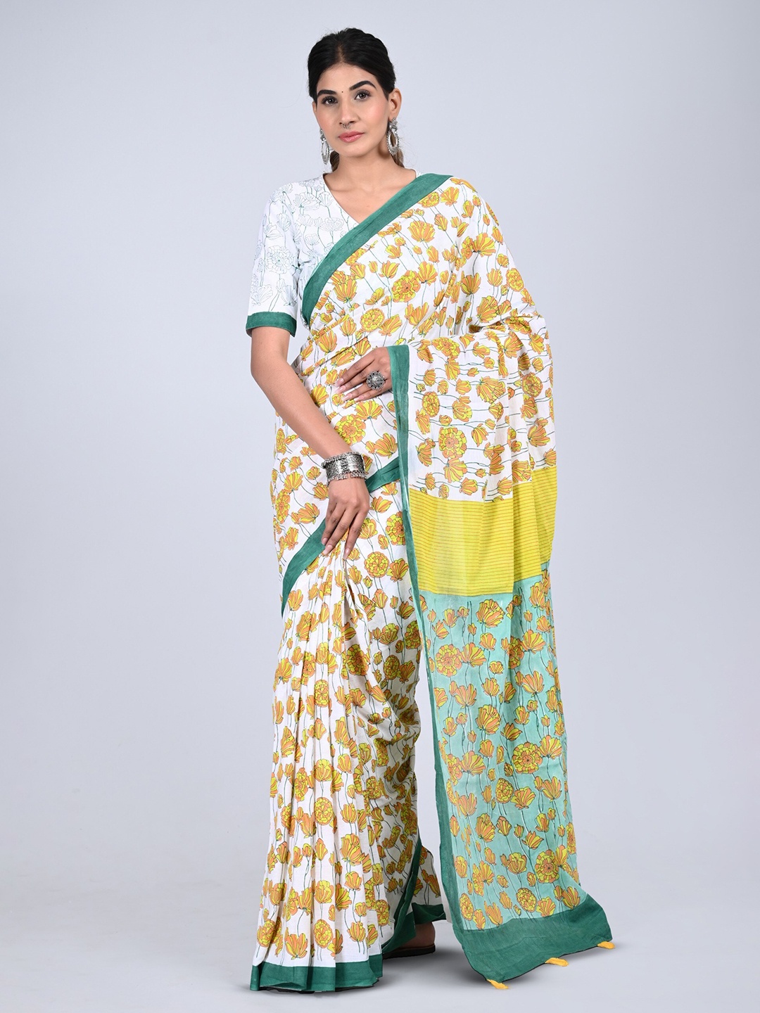 

Shivanya Handicrafts Floral Printed Pure Cotton Saree, White