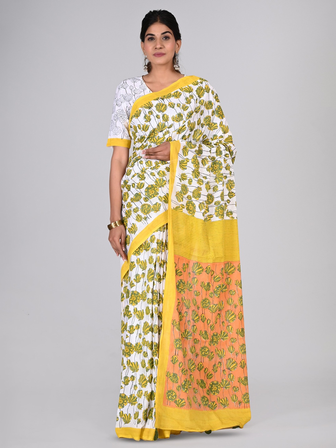 

Shivanya Handicrafts Floral Printed Pure Cotton Saree, White
