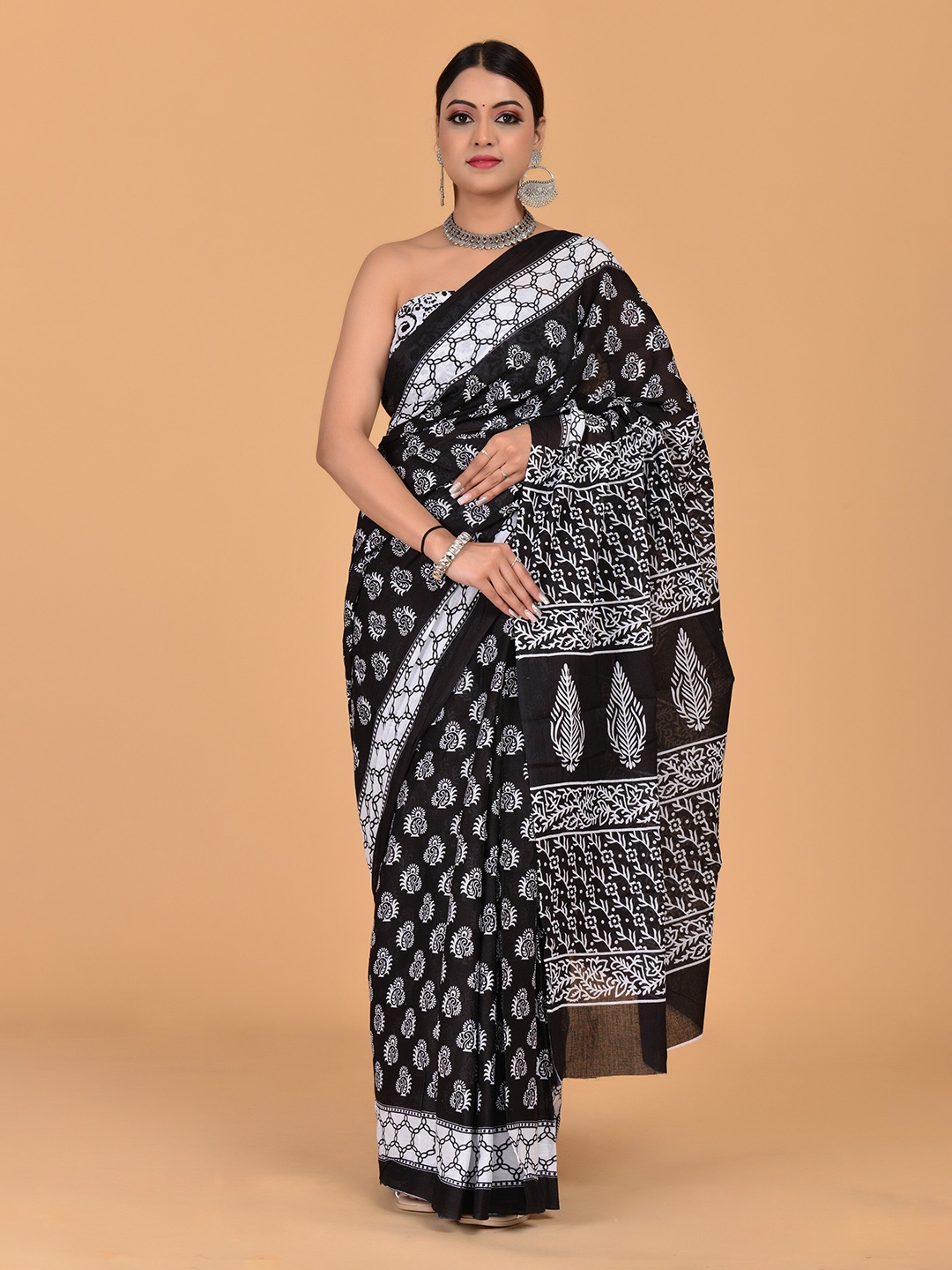 

Shivanya Handicrafts Ethnic Motifs Printed Pure Cotton Saree, Black