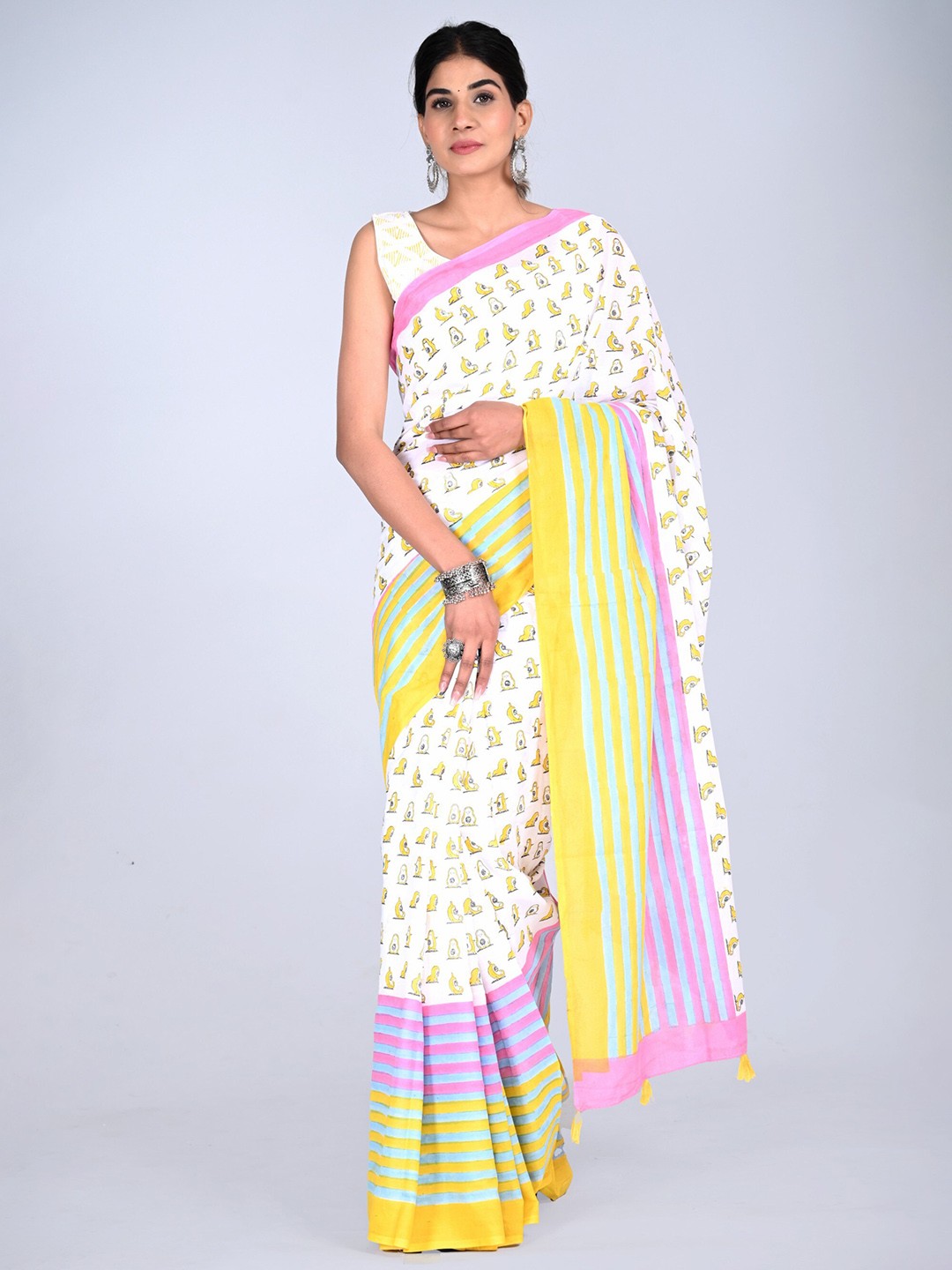 

Shivanya Handicrafts Floral Pure Cotton Block Print Saree, White