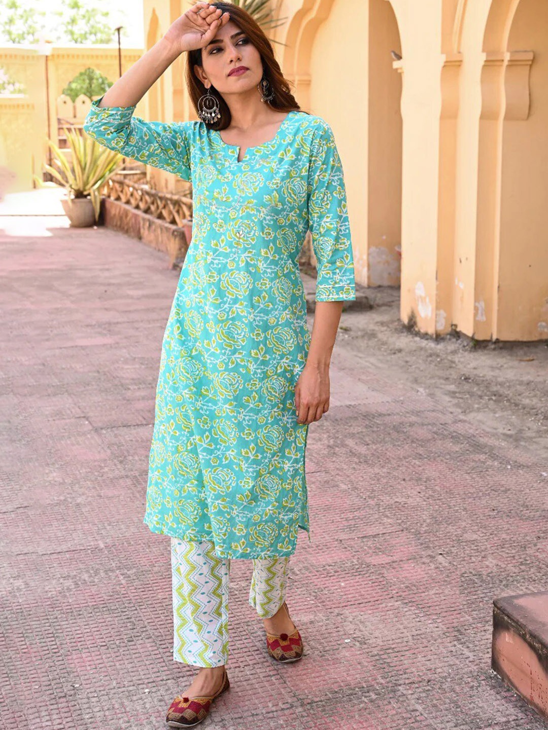 

Clothzy Floral Printed Regular Straight Kurta With Trousers, Green