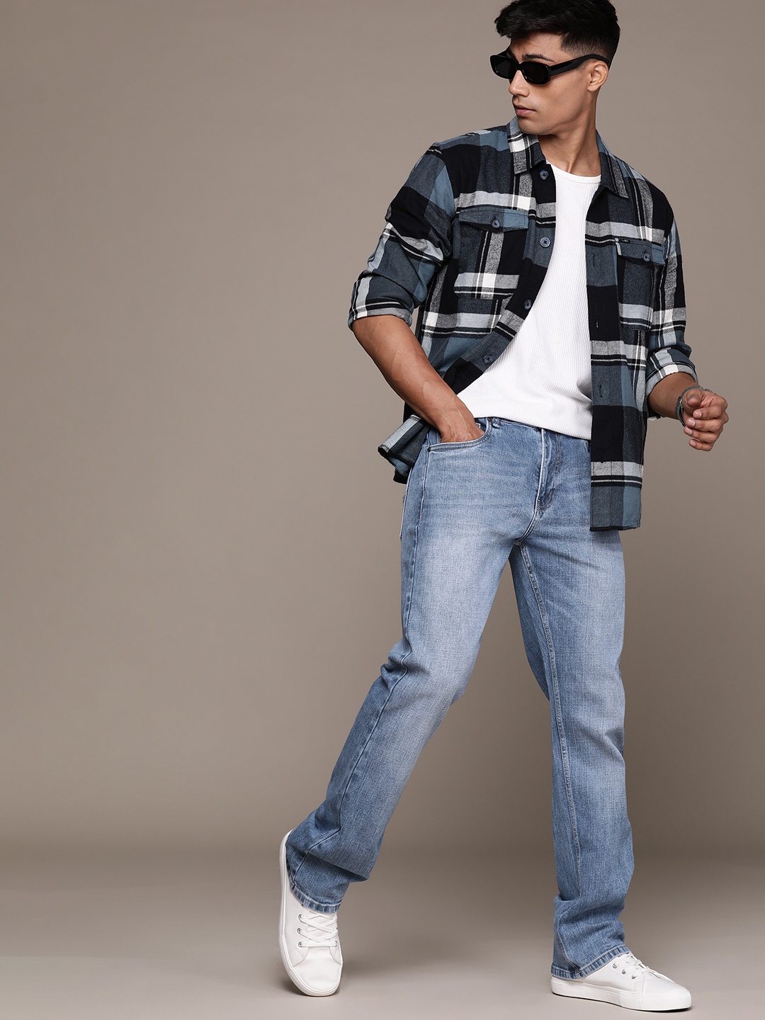 

Roadster Men Bootcut Light Fade Stretchable Jeans, Blue