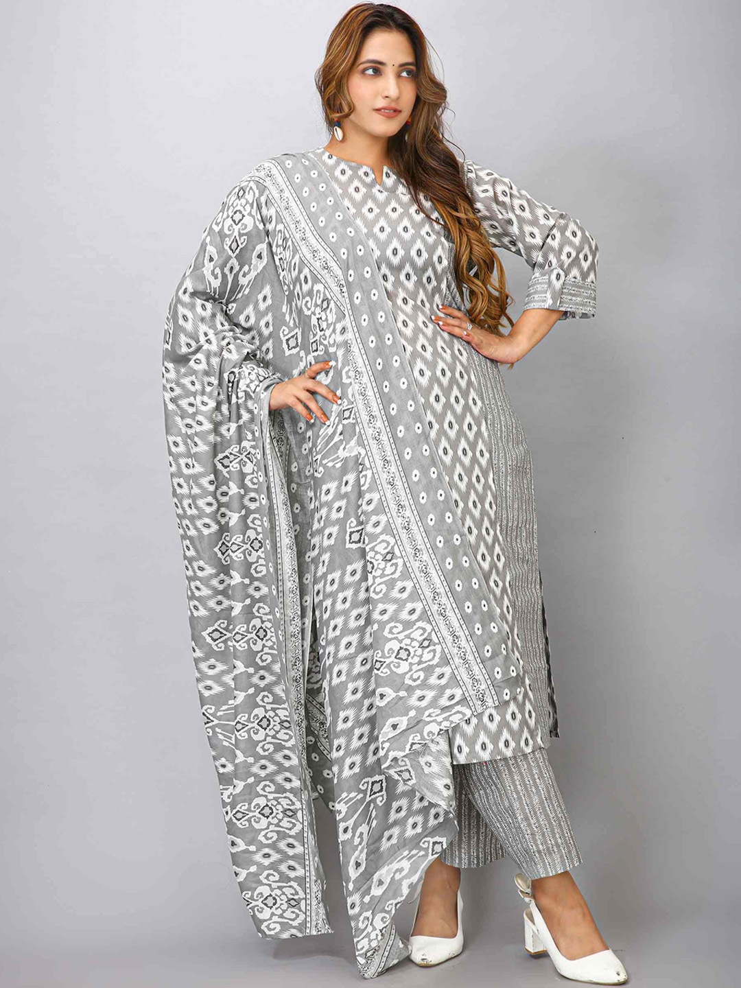 

MAIYEE Geometric Printed Round Neck Straight Kurta With Palazzo & Dupatta, Grey