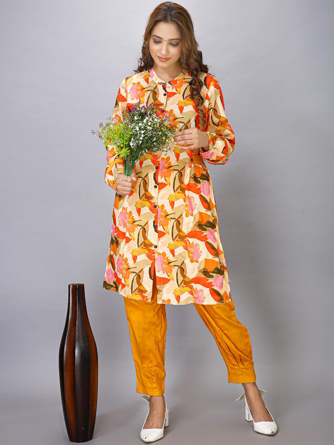 

MAIYEE Floral Printed Shirt Collar Straight Kurta With Trouser, Orange