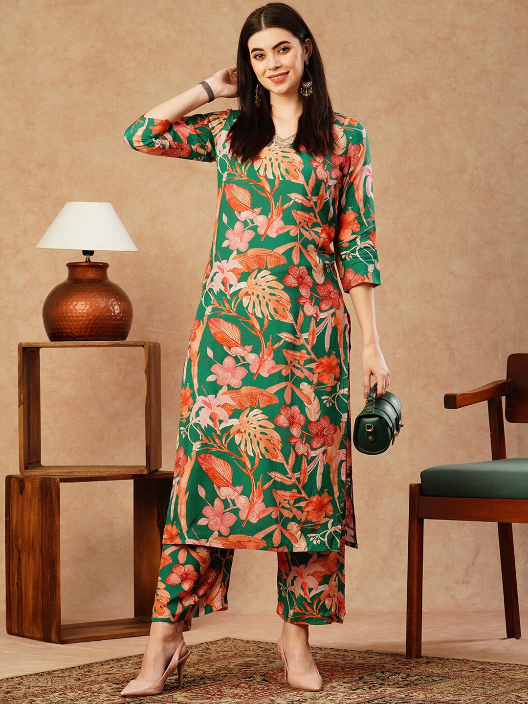 

GoSriKi Floral Printed Thread Work Regular Straight Kurta With Palazzos, Green
