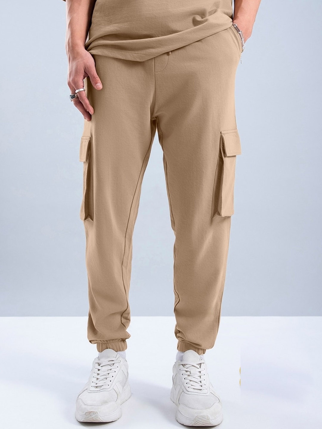 

Bewakoof Plus Men Relaxed Fit Mid-Rise Cotton Cargo Joggers, Beige