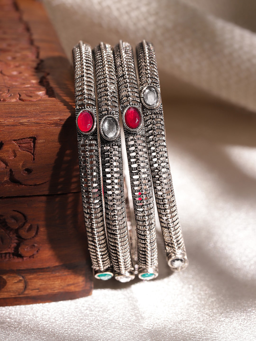 

Rubans Set of 4 Silver Plated Oxidized Crystal Studded Bangles