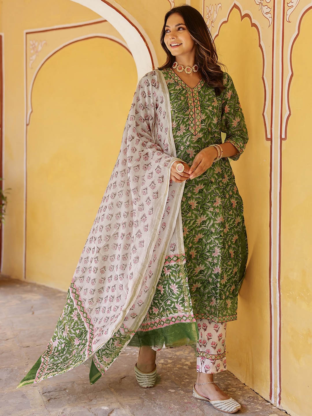 

SKYLEE Green Floral Printed Straight Kurta With Palazzos & Dupatta