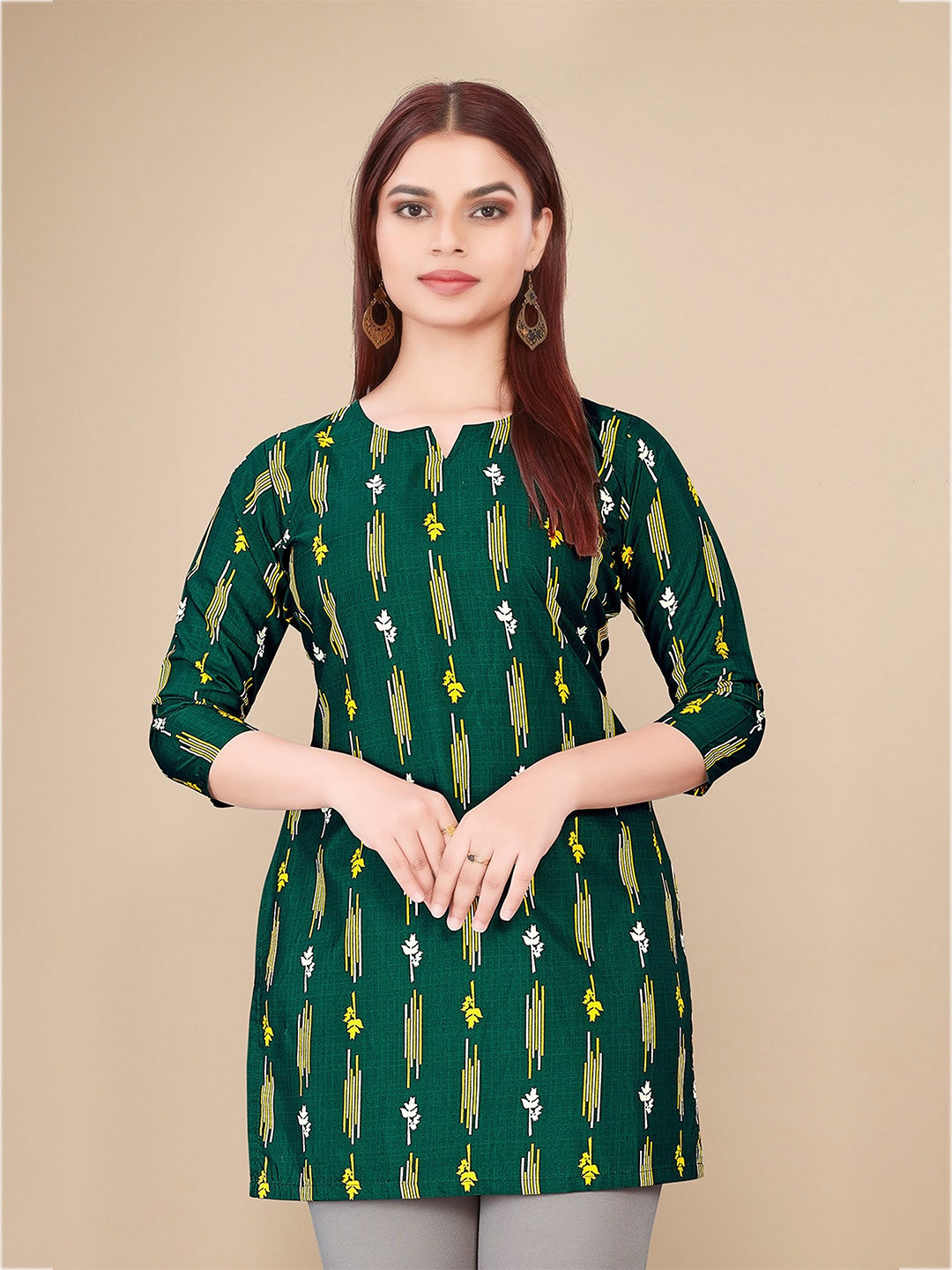 

UNITED LIBERTY Floral Printed Notched Round Neck Straight Kurti, Green
