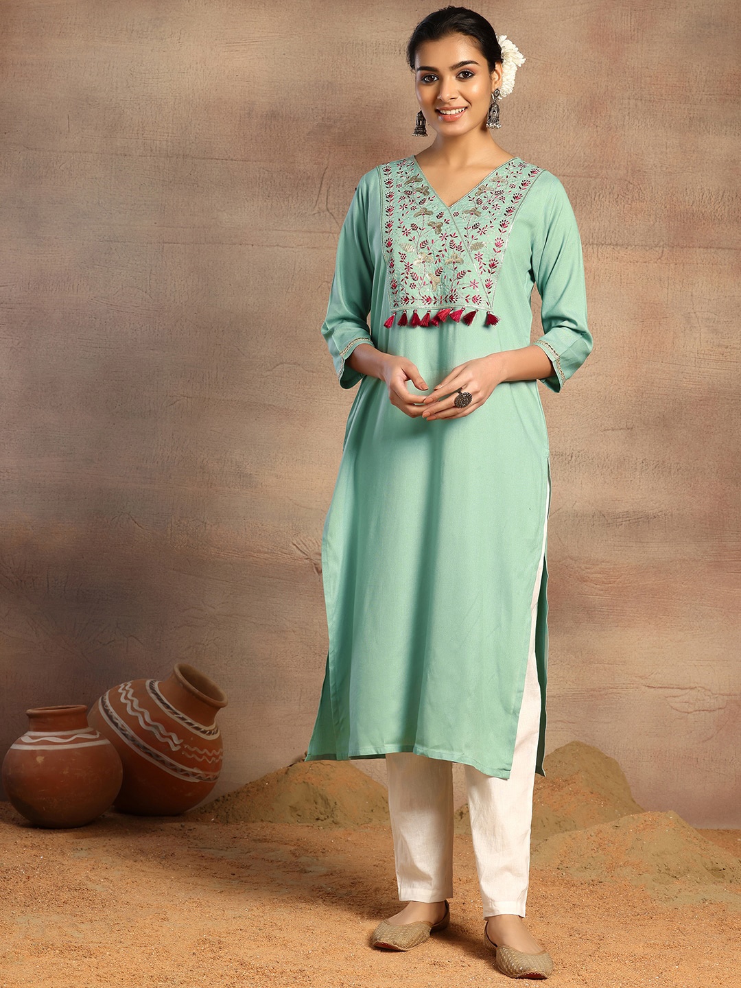 

Rang by Indya Ethnic Motifs Yoke Design Sequinned Detailed Straight Kurta, Green