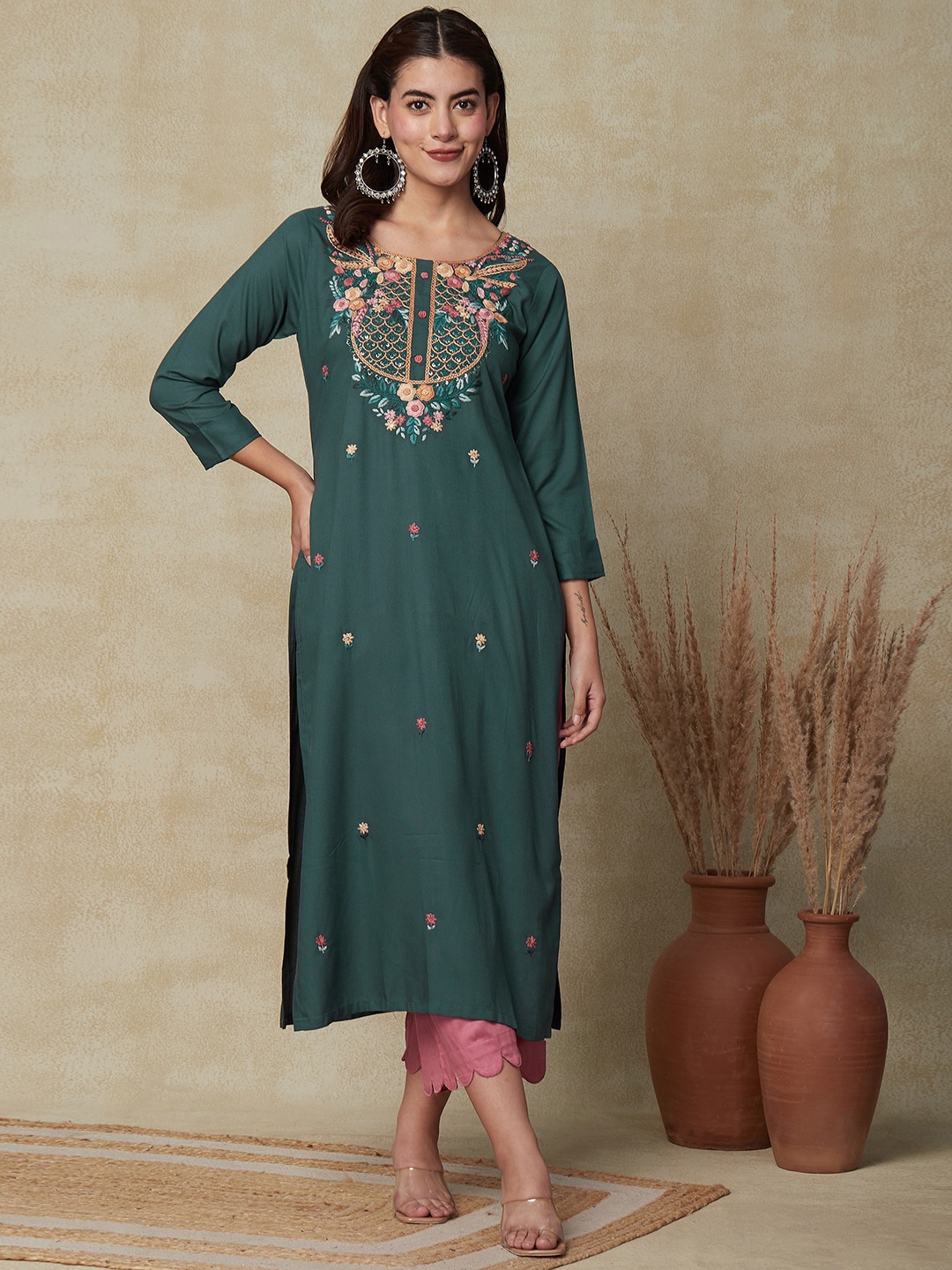 

FASHOR Floral Embroidered Round Neck Kurta, Green