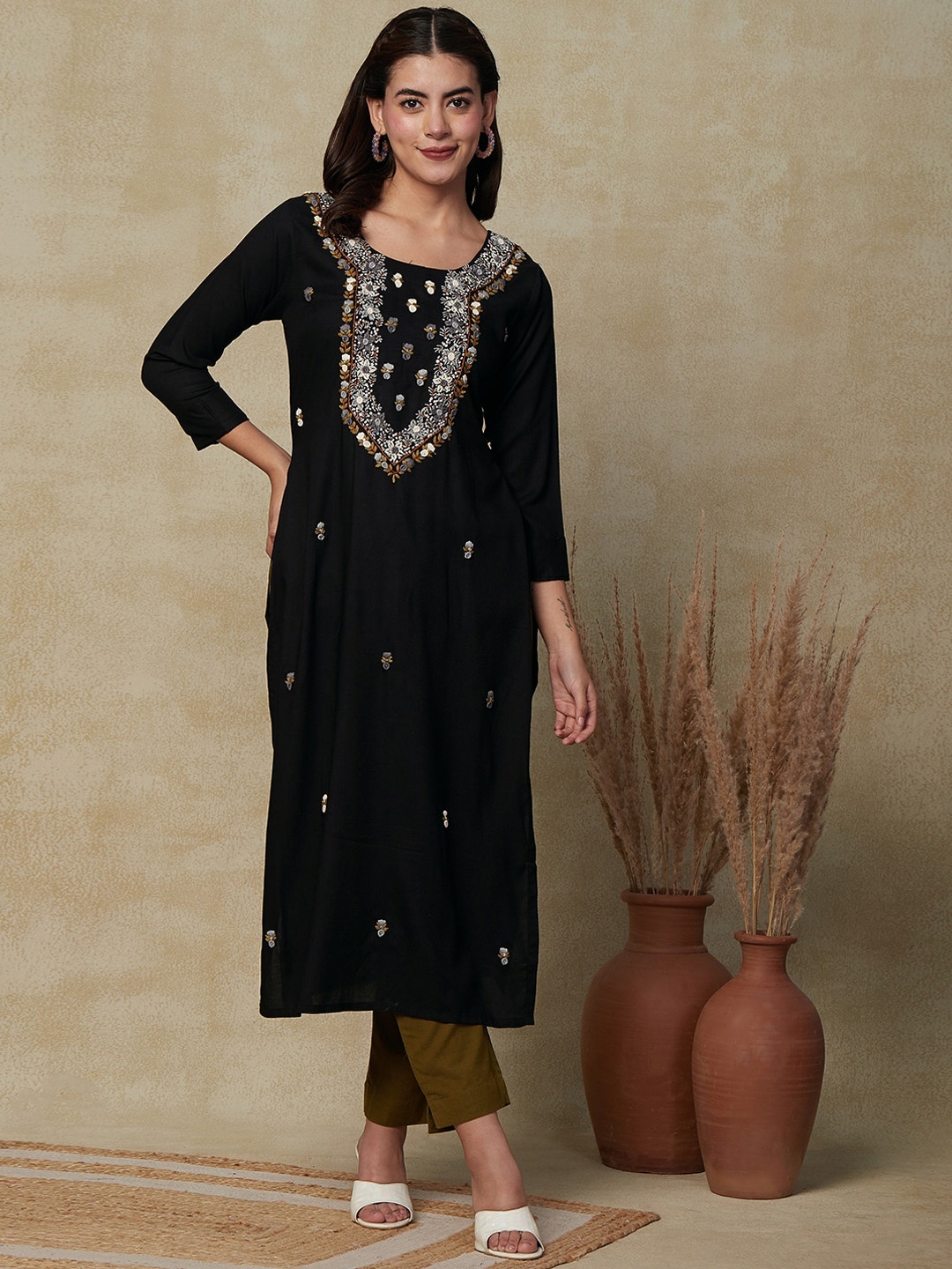 

FASHOR Floral Embroidered Round Neck Kurta, Black