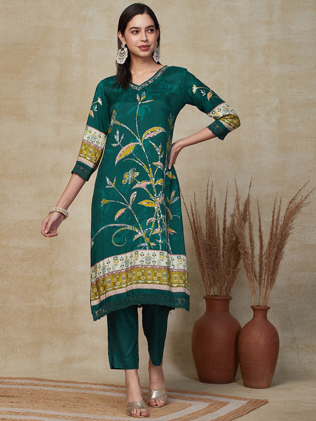 

FASHOR Floral Printed V-Neck Three-Quarter Sleeves Kurta Set, Green