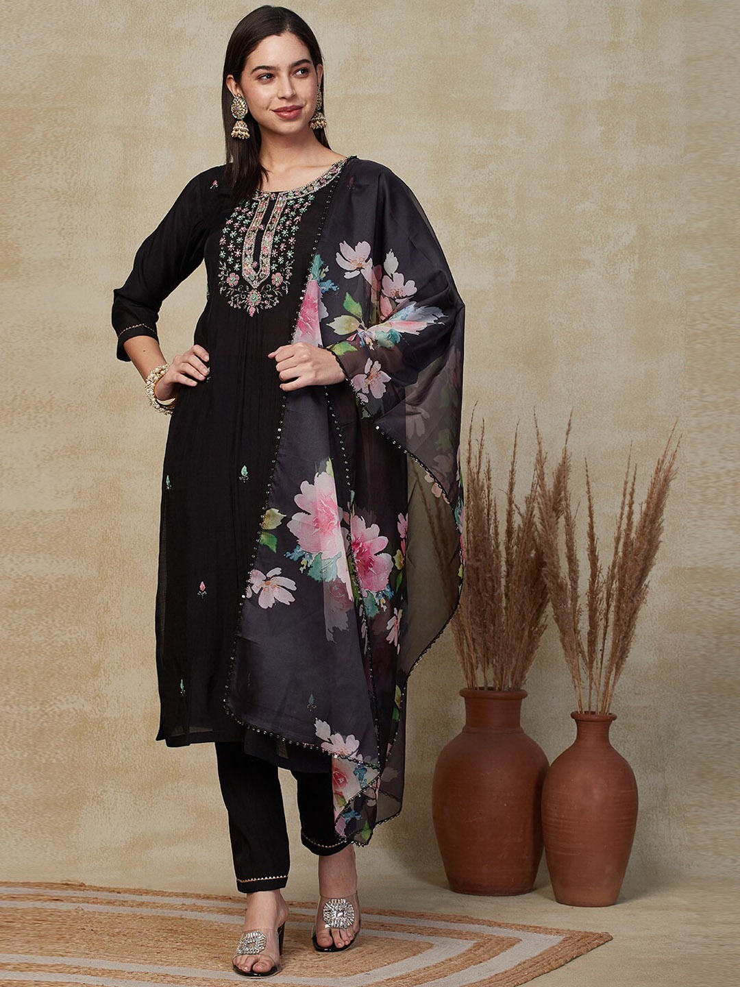 

FASHOR Floral Printed Round Neck Three-Quarter Sleeves Kurta Set, Black