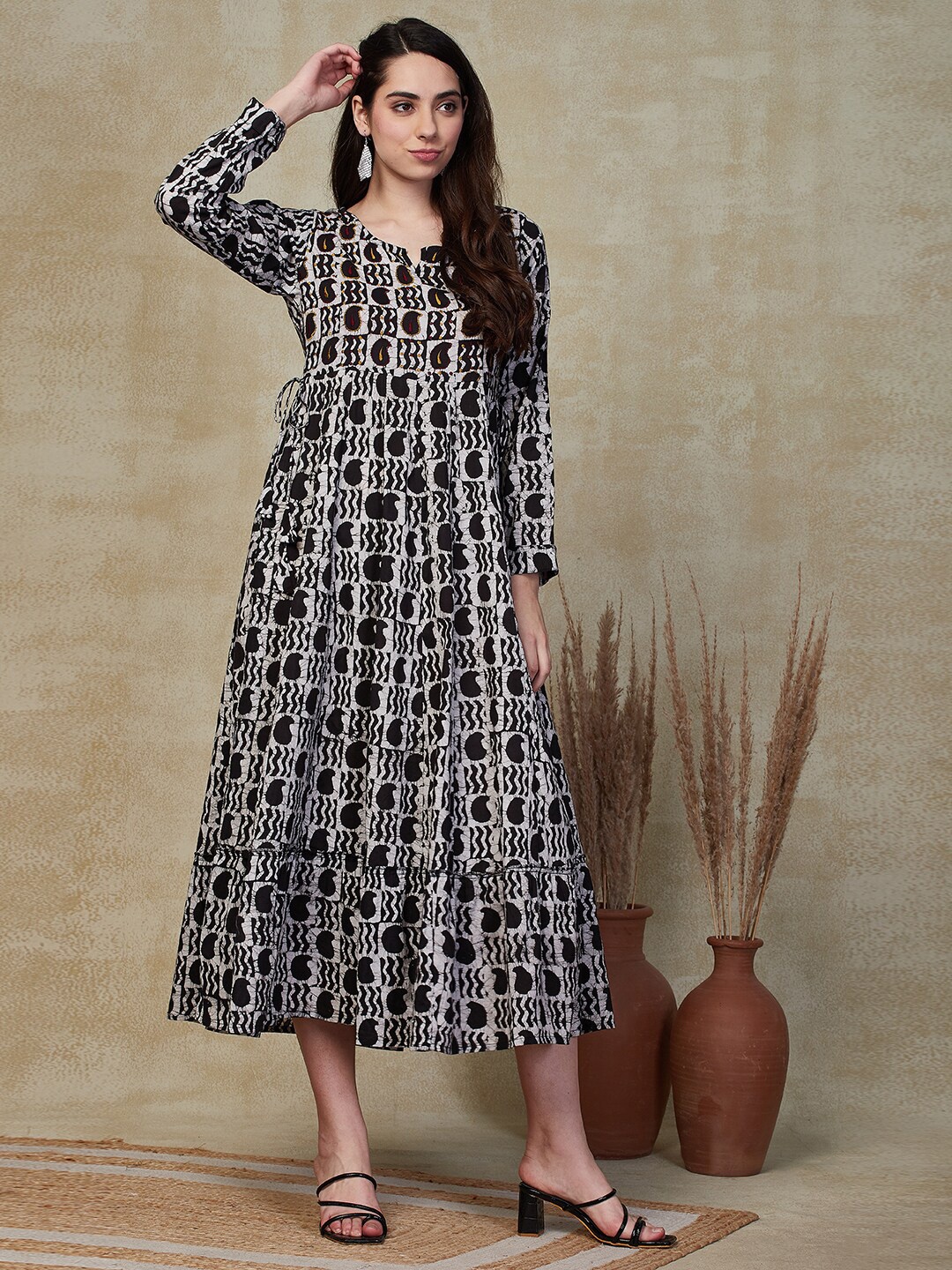 

FASHOR Geometric Printed Round Neck Three-Quarter Sleeves A-Line Midi Cotton Dress, Black