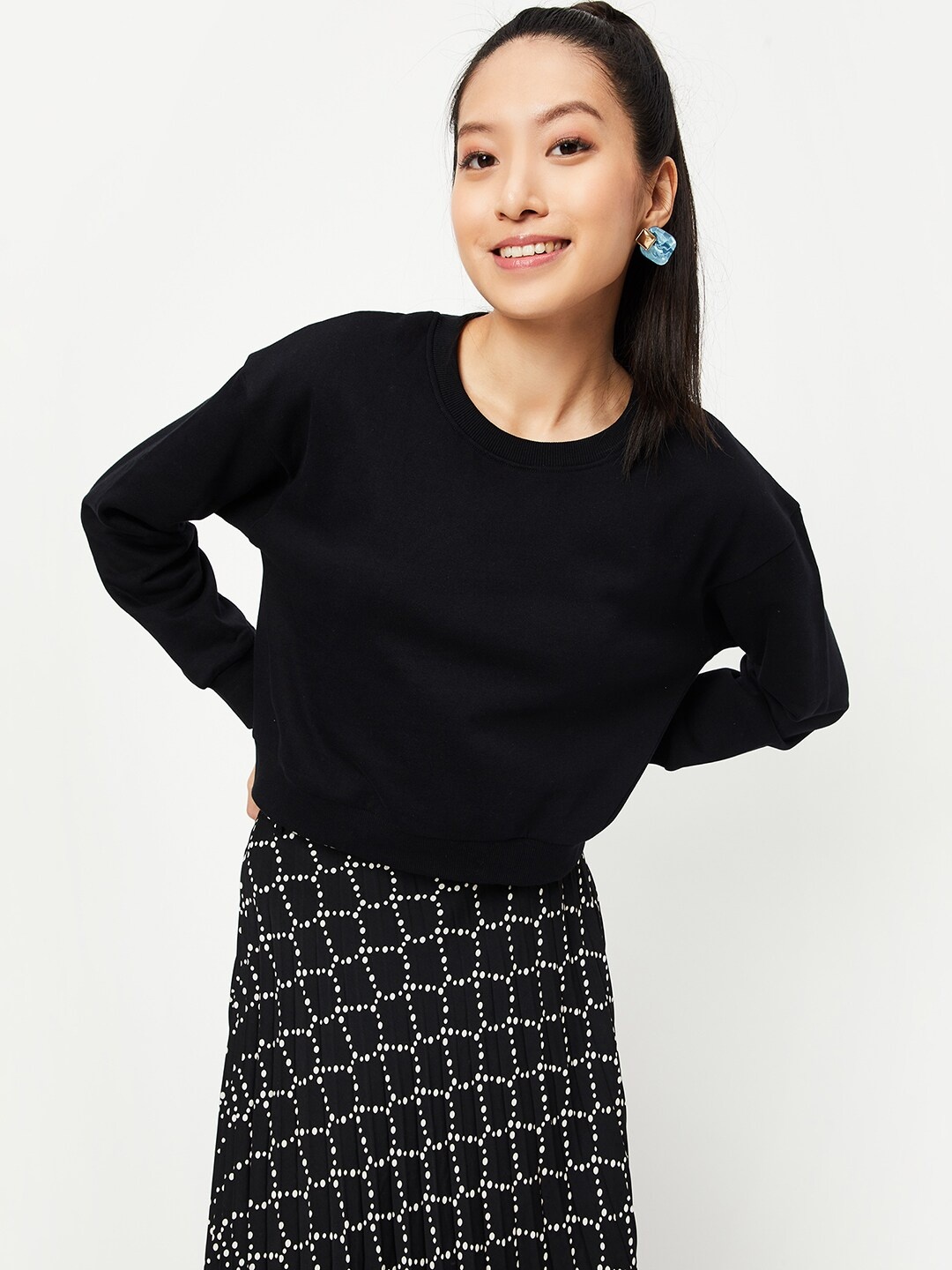 

max Round Neck Pullover Crop Pure Cotton Sweatshirt, Black